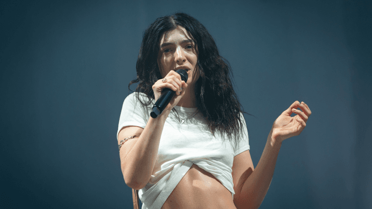 Lorde fans left stunned as singer includes NSFW picture in new album vinyl Lorde fans left stunned as singer includes NSFW picture in new album vinyl